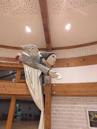 schwebender Engel im Saal des Calvin-Hauses