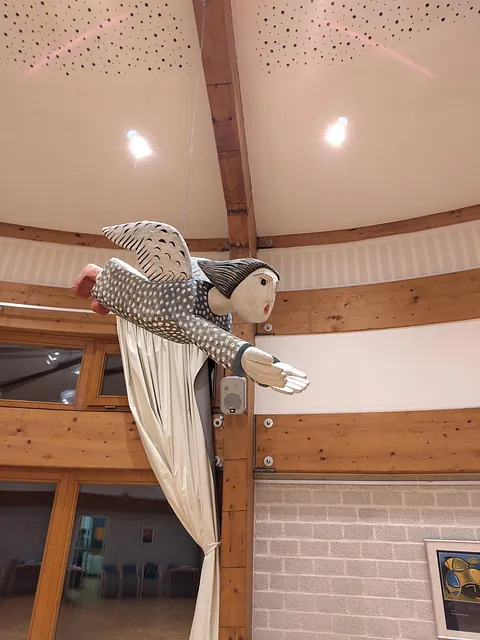 schwebender Engel im Saal des Calvin-Hauses