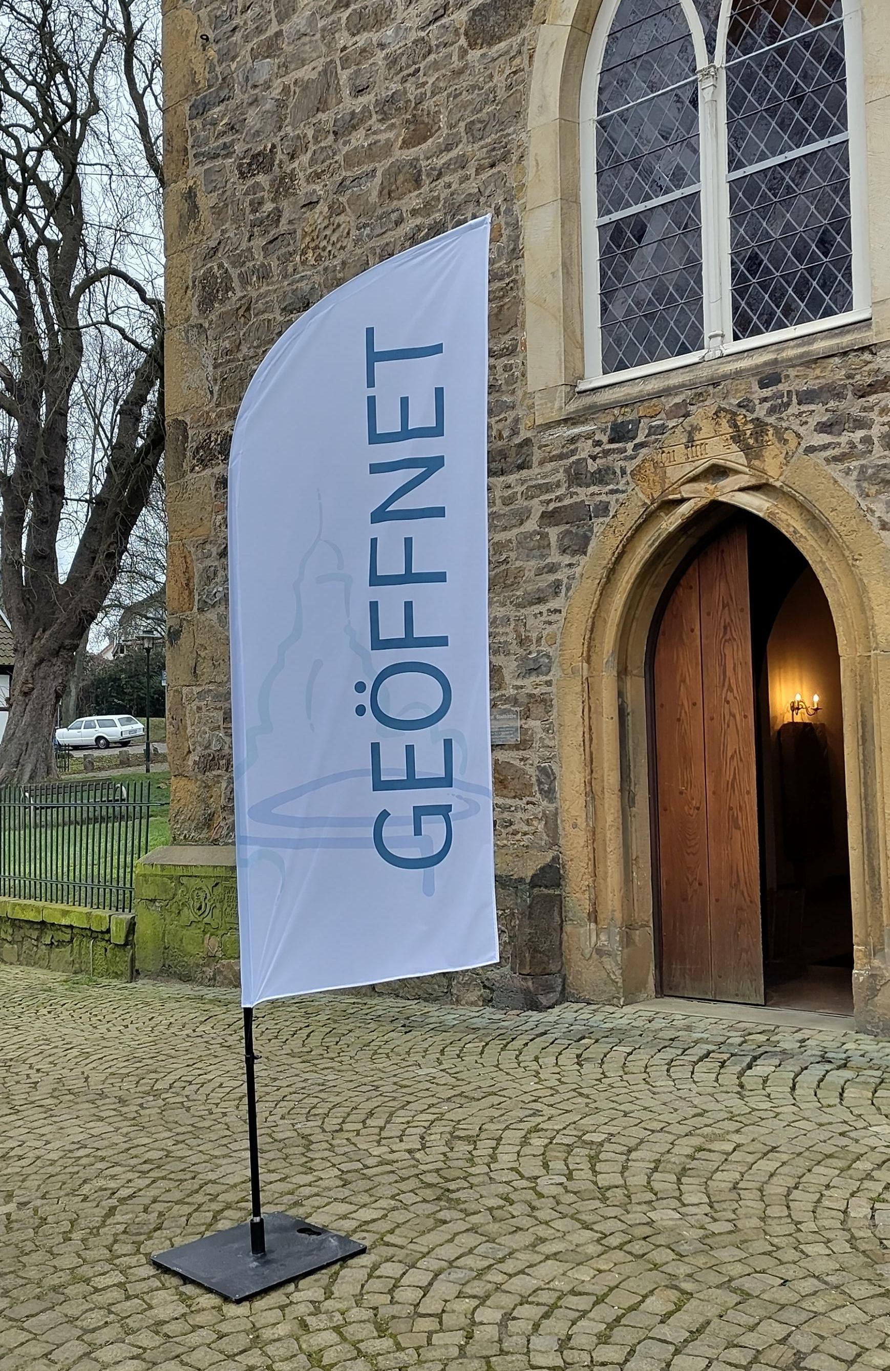 Beachlag Offene Kirche vor der Kirchentür